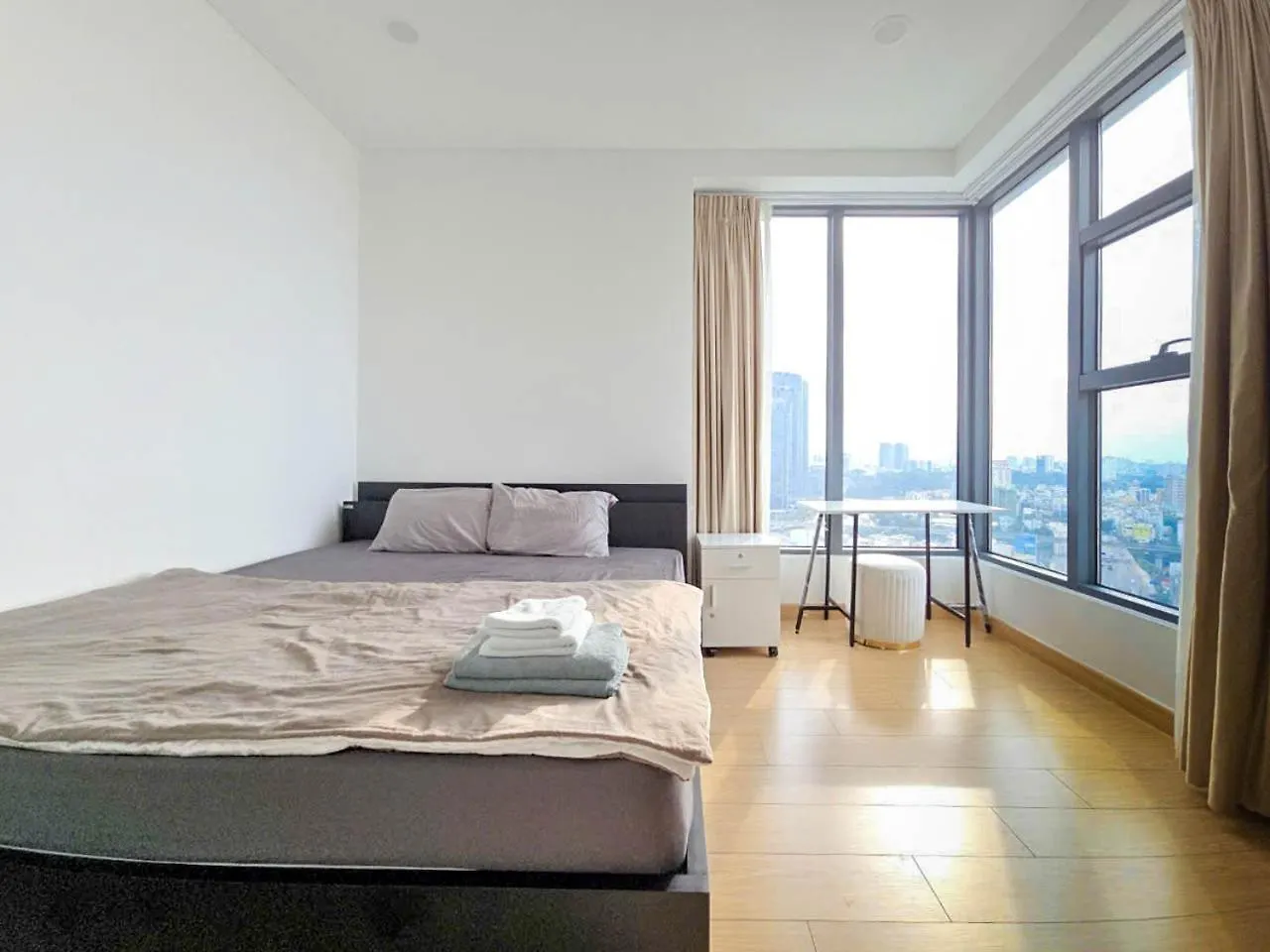Zeus Living - Sunwah Pearl 2 Bedroom Glorious Ho Chi Minh City Apartment